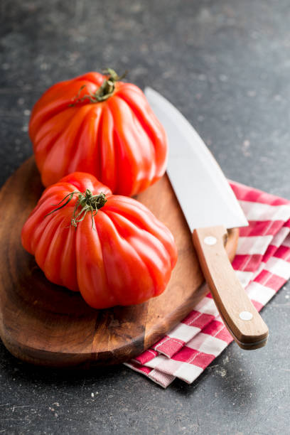 coeur de boeuf. fleischtomaten - beefsteak tomato stock-fotos und bilder