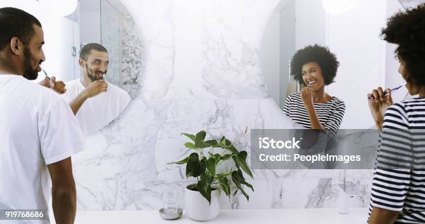 Wij Alles Samen Thuis Stockfoto en meer beelden van Badkamer - Badkamer, Koppel, Tandenpoetsen