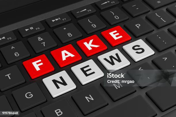 Computadora Teclado Noticias Falso Concepto Foto de stock y más banco de imágenes de Acontecimientos en las noticias - Acontecimientos en las noticias, Falso, Medios de comunicación