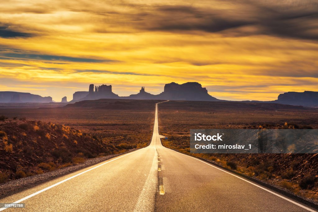 Wüste Straße zum Monument Valley bei Sonnenuntergang - Lizenzfrei USA Stock-Foto