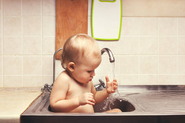 istock Baby in the sink 919807398