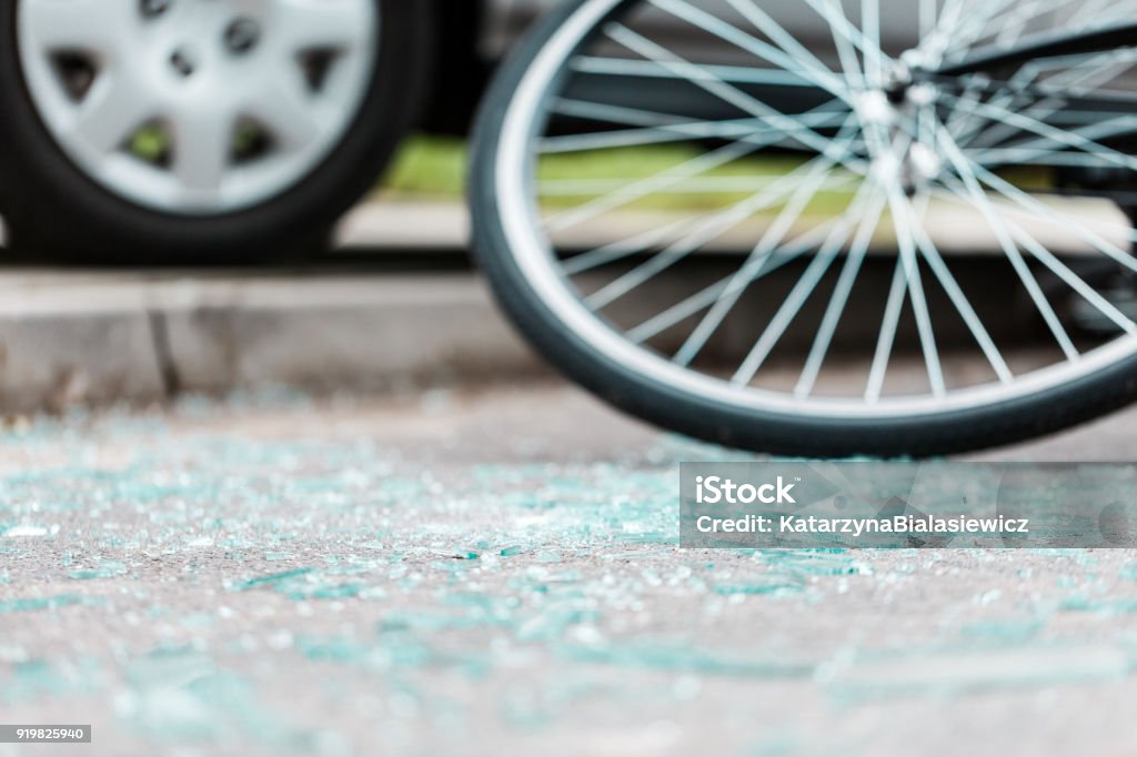 Vidrio roto en el camino - Foto de stock de Bicicleta libre de derechos
