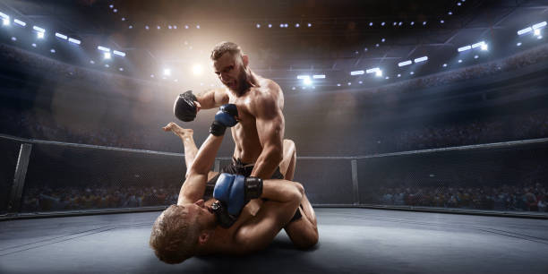 luchadores de mma en ring de boxeo profesional - mixed martial arts combative sport boxing kicking fotografías e imágenes de stock