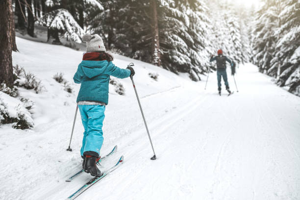 семья на лыжах в снежном форрест - panoramic child scenics forest стоковые фото и изображения