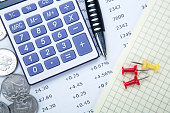 russische-rubel-mit-taschenrechner-und-ein-stift-und-ziffern-closeup.jpg?b=1&s=170x170&k=20&c=TRjAGECplsypvUtLGEB2k358y-BBCtAWfVjxNyaq7LE=
