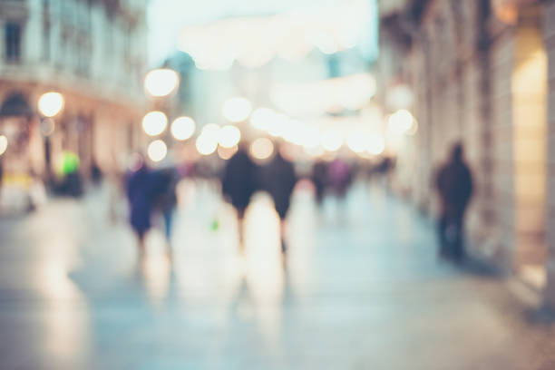 irreconocibles siluetas de personas caminando en una calle - defocused blurred motion road street fotografías e imágenes de stock