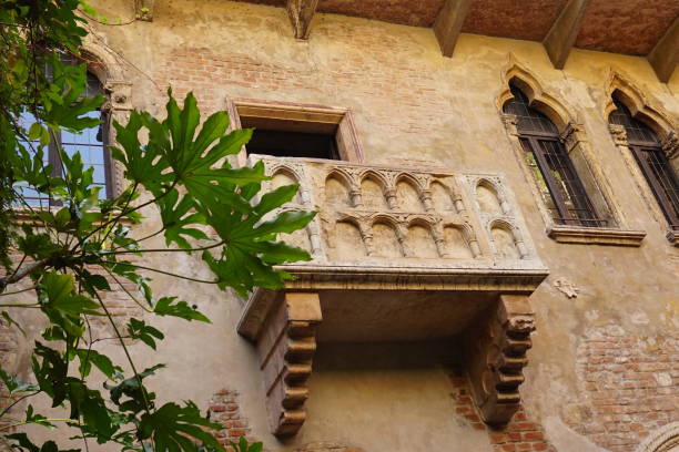 balcon de juliette - travel juliets balcony balcony europe photos et images de collection