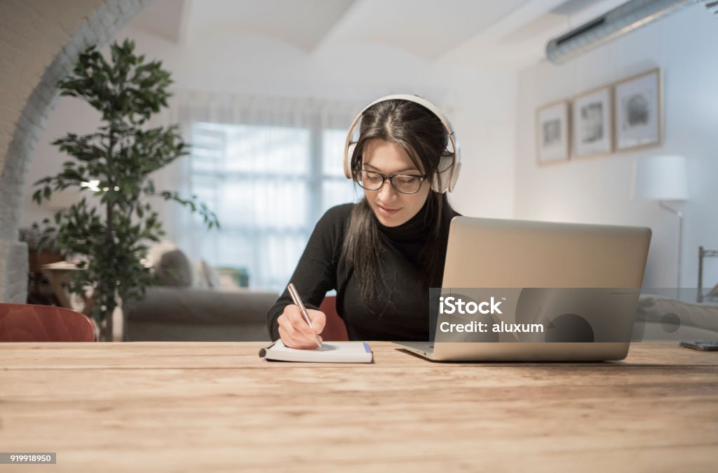 Junge Frau mit Laptop-Computer zu Hause - Lizenzfrei Akademisches Lernen Stock-Foto