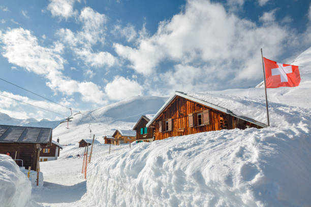 chozas de madera cubiertas por nieve en sedrun de esquí - ski resort hut snow winter fotografías e imágenes de stock