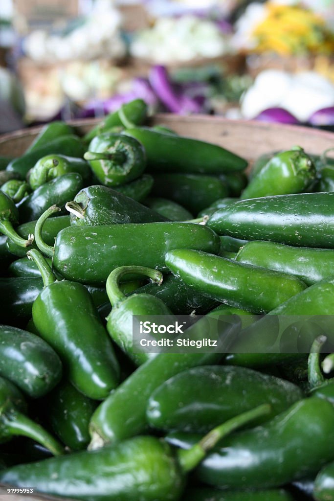 Sul mercato: jalapeno Frazier peppers - Foto stock royalty-free di Peperoncino jalapeño