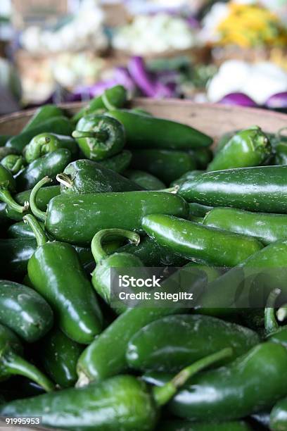 Sul Mercato Jalapeno Frazier Peppers - Fotografie stock e altre immagini di Peperoncino jalapeño - Peperoncino jalapeño, Alimentazione sana, Ambientazione esterna