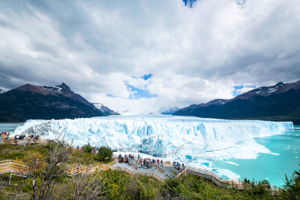 turistas que visitan el glaciar perito moreno en la patagonia argentina - patagonia el calafate horizontal argentina fotografías e imágenes de stock