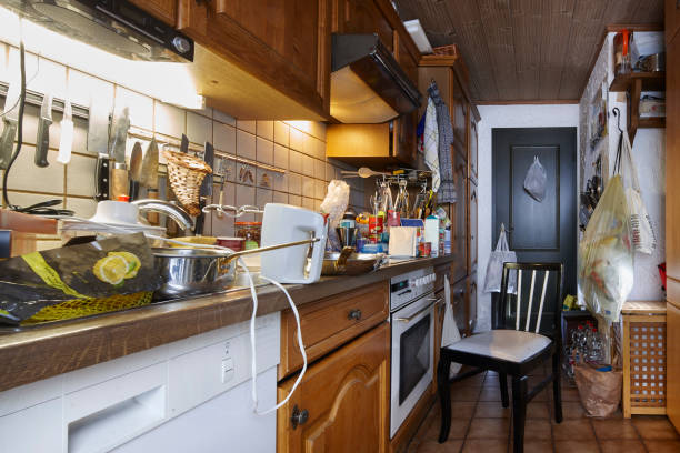 грязная нечистая кухня - messy стоковые фото и изображения