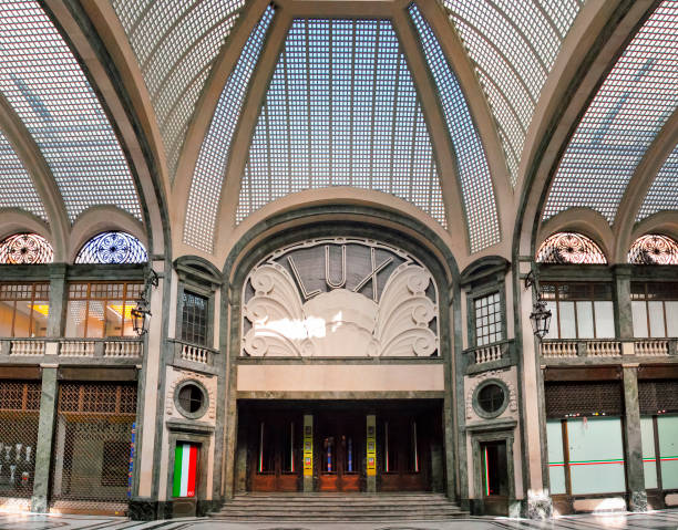 lux de cinema visto da entrada da galeria de federico san em turim, itália - narrative cinema - fotografias e filmes do acervo