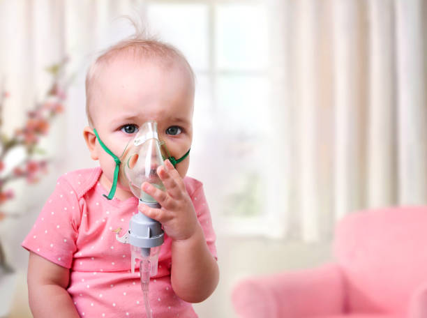 wdychanie dziecka,dziecko z maską na twarzy. - nebulizer zdjęcia i obrazy z banku zdjęć