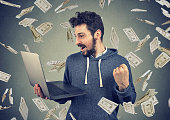 erfolgreiche-junge-mann-mit-laptop-onlin