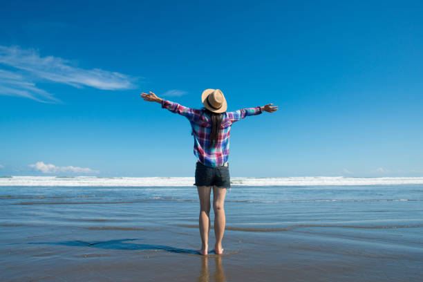istock Women who raise both hands at the beach 920008076