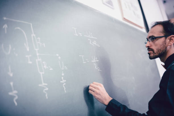 nerdy professor mit brille mathematik problemlösung auf tafel im klassenzimmer - confusion mathematics student mathematical symbol stock-fotos und bilder