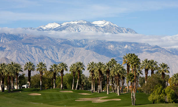 Campo de Golf con palmeras y a las montañas - foto de stock