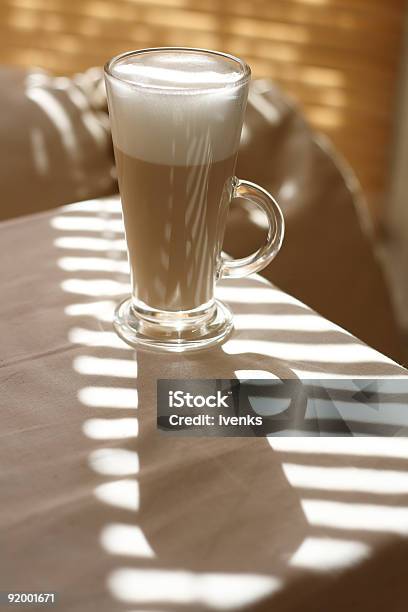 Café Latte In Einem Glas Und Lange Schatten Stockfoto und mehr Bilder von Glas - Glas, Kaffee - Getränk, Trinkglas