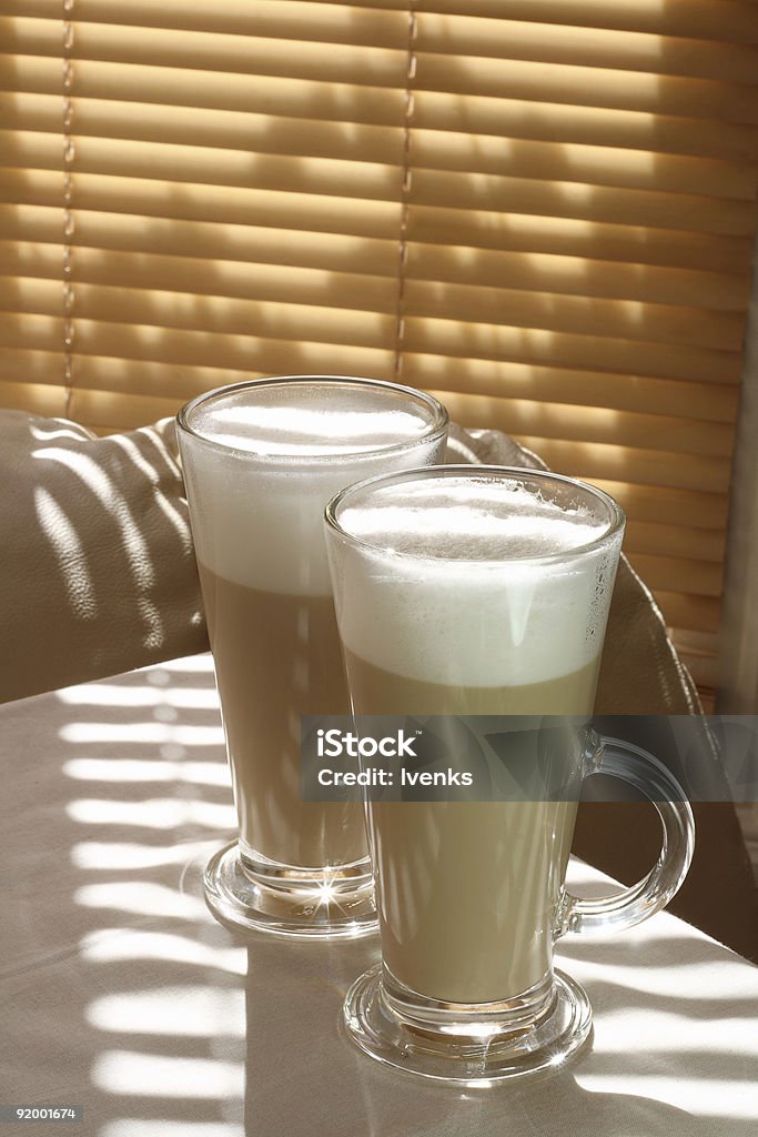 Café, café con leche en un vaso con otro altura - Foto de stock de Adicción libre de derechos