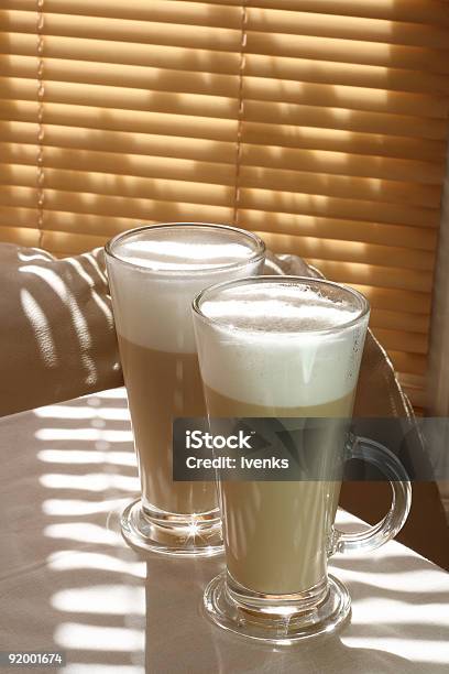 Café Café Con Leche En Un Vaso Con Otro Altura Foto de stock y más banco de imágenes de Adicción - Adicción, Alimento, Aromaterapia