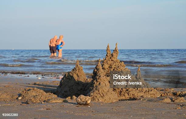 Castelo De Areia E Casal Idoso No Mar - Fotografias de stock e mais imagens de Casal Idoso - Casal Idoso, Castelo de areia - Estrutura, Casal