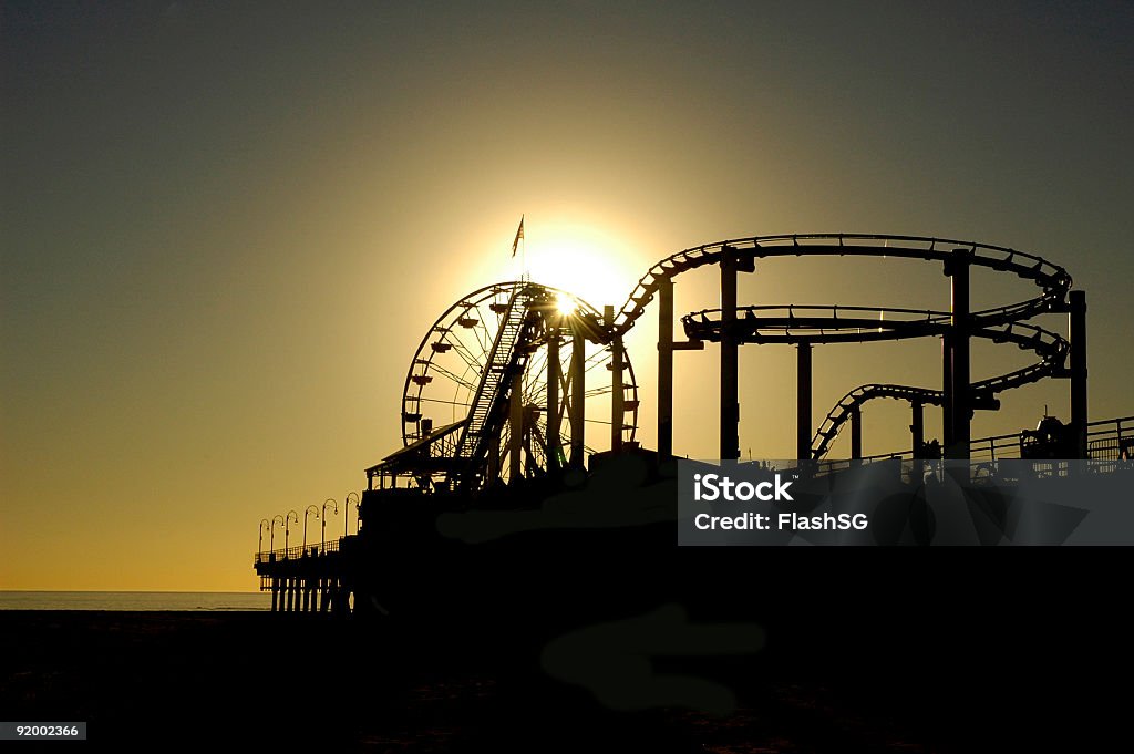 Píer de Santa Monica, ao pôr do sol - Foto de stock de Atividade Recreativa royalty-free