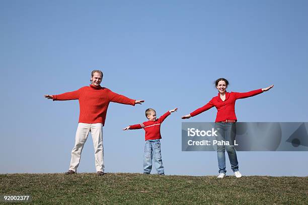 Fitnessstudio Familie Auf Der Wiese Stockfoto und mehr Bilder von Aktiver Lebensstil - Aktiver Lebensstil, Anhöhe, Attraktive Frau