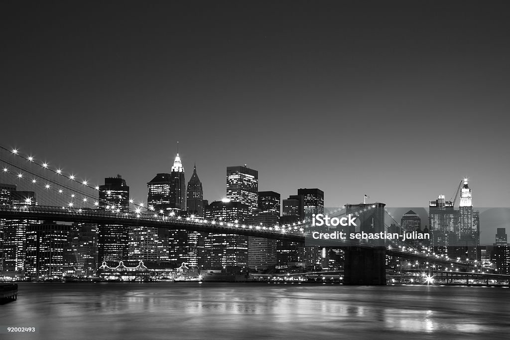 Panorama de manhattan au crépuscule de Pont de brooklyn dans le dos & blanc - Photo de Pont de Brooklyn libre de droits