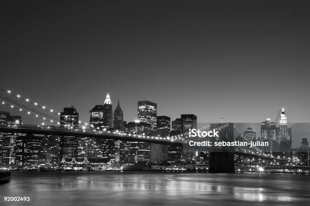 Photo libre de droit de Panorama De Manhattan Au Crépuscule De Pont De Brooklyn Dans Le Dos Blanc banque d'images et plus d'images libres de droit de Pont de Brooklyn