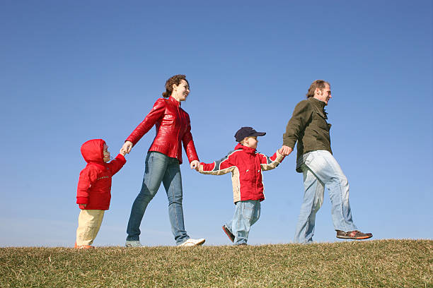 família de quatro pessoas em spring meadow 3 - family happiness outdoors autumn - fotografias e filmes do acervo