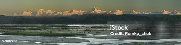 Photo libre de droit de Couleurs Du Coucher Du Soleil De Lété Chaîne Montagneuse De Lalaska banque d'images et plus d'images libres de droit de Alaska - État américain