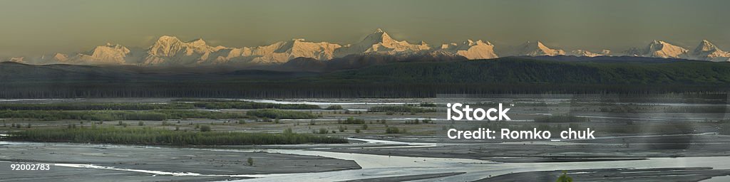 해질녘까지 색상으로 어얼리 여름 알래스카 범위 - 로열티 프리 0명 스톡 사진