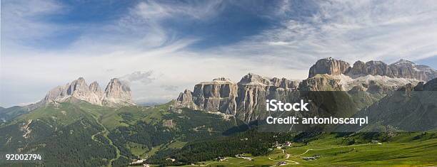 Panorama De Montanhas Dolomitas - Fotografias de stock e mais imagens de Alpes Europeus - Alpes Europeus, Alto Adige, Ao Ar Livre