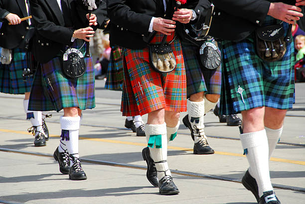 scottish banda de marcha - falda escocesa fotografías e imágenes de stock