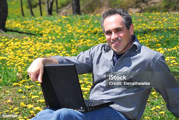 Hombre Trabajando Al Aire Libre Foto de stock y más banco de imágenes de Adulto - Adulto, Adulto maduro, Aire libre