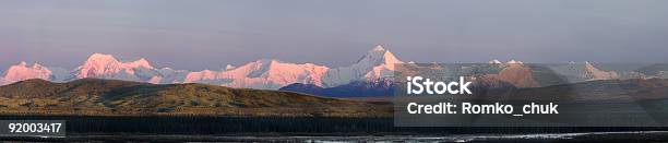 Foto de Cores Ao Pôr Do Sol Em Mt Hess E Debra e mais fotos de stock de Montanha - Montanha, Alasca - Estado dos EUA, Ambiente dramático