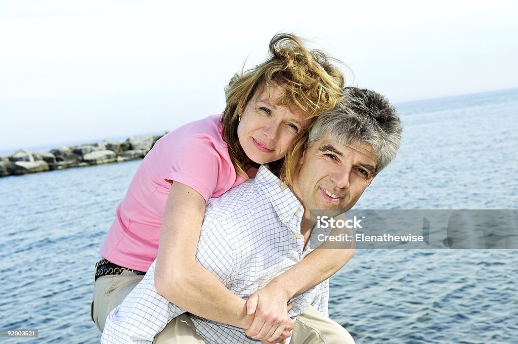 Matura coppia romantica - Foto stock royalty-free di Adulto