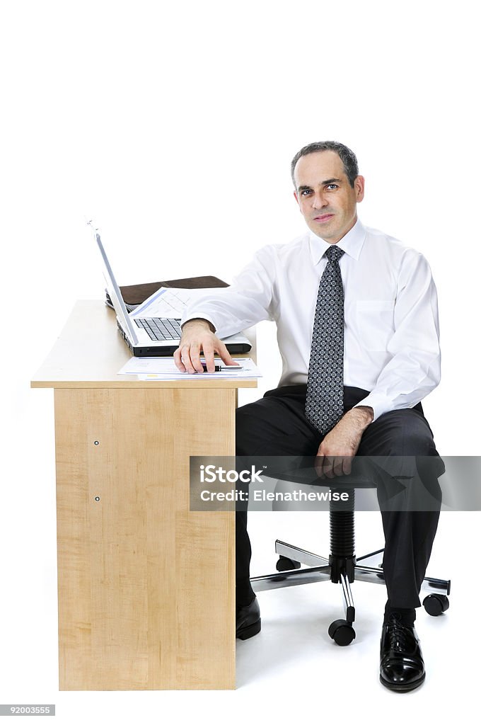 Hombre de negocios en su escritorio en fondo blanco - Foto de stock de Hombres libre de derechos