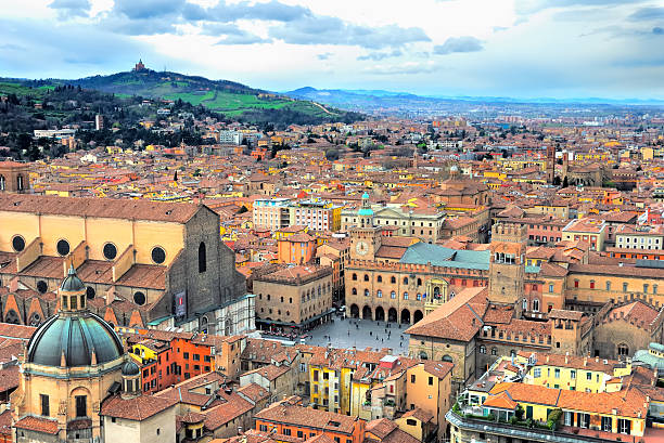 vista di torre asinelli bologna, italia - bologna foto e immagini stock