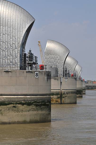 テムズバリアー、ロンドン。 - thames river thames barrier london england boundary ストックフォトと画像