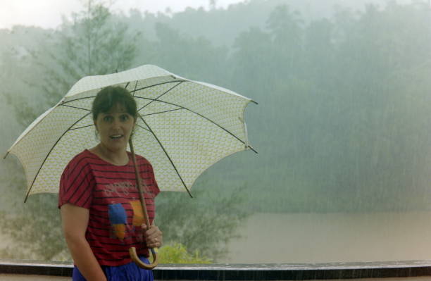 la década de los noventa. lluvias monzónicas. kandy, sri lanka. - rain monsoon rainforest storm fotografías e imágenes de stock