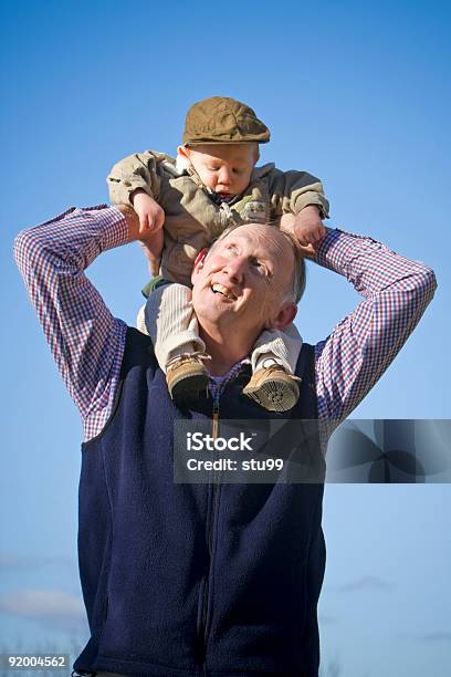 Szczęśliwy Dziadek - zdjęcia stockowe i więcej obrazów Aktywni seniorzy - Aktywni seniorzy, Chłopcy, Ciepła odzież