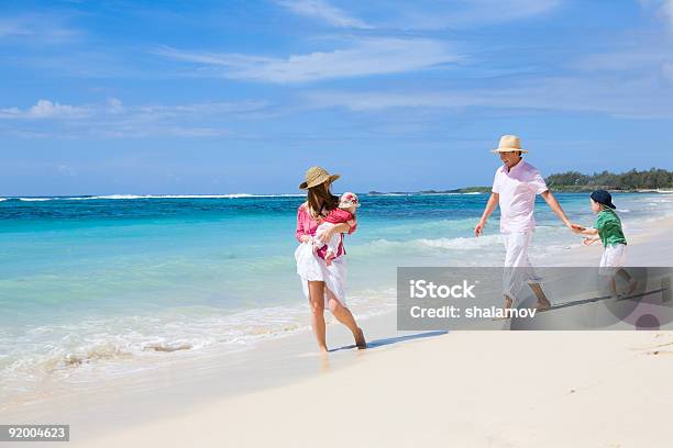 Foto de Férias Em Família e mais fotos de stock de Adulto - Adulto, Alegria, Areia