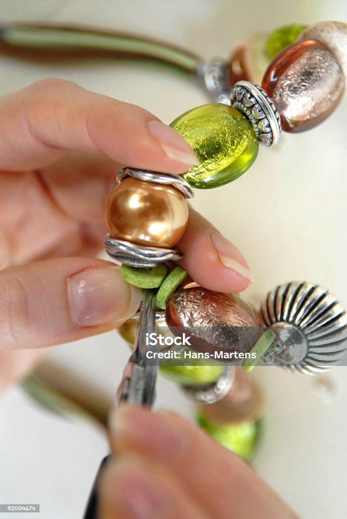 Perline fatti in casa gioielli, che erano un hobby - Foto stock royalty-free di Collana