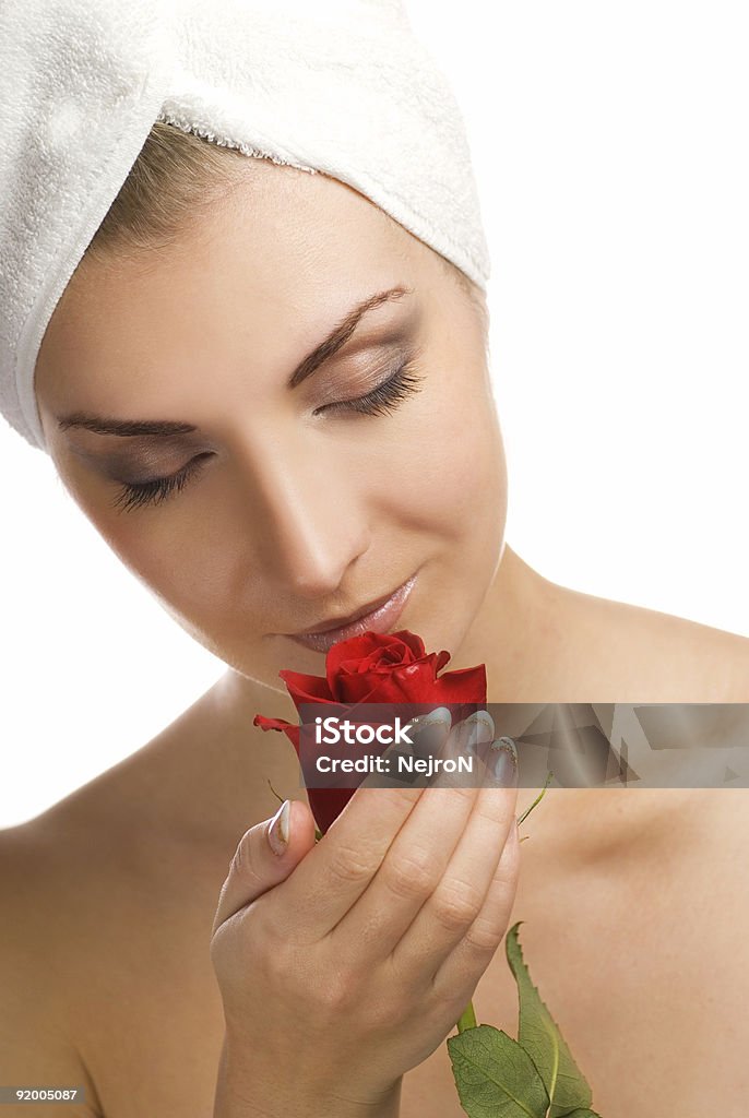 Piękna młoda kobieta z Czerwona róża - Zbiór zdjęć royalty-free (Aromaterapia)
