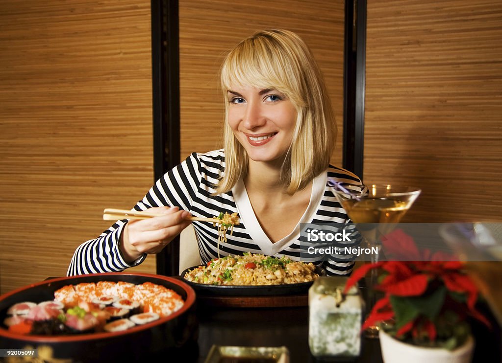 Девушка в ресторане - Стоковые фото Женщины роялти-фри