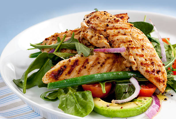 salada de galinha quente - chicken salad grilled chicken grilled imagens e fotografias de stock