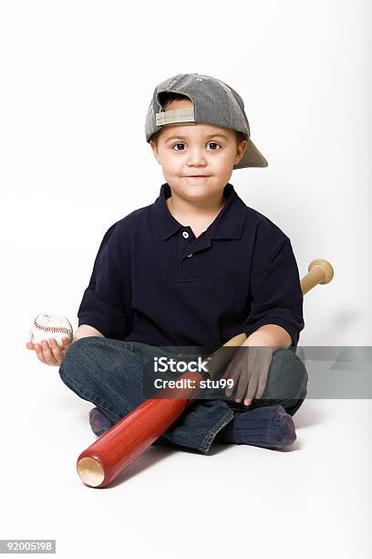 Niño Con Bate De Béisbol Foto de stock y más banco de imágenes de De atrás hacia adelante - De atrás hacia adelante, Sombrero, Fondo blanco